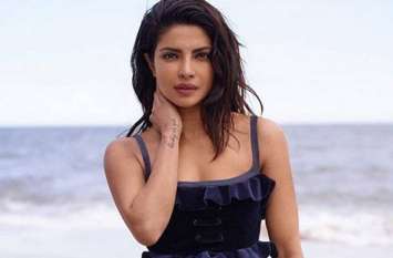 priyanka chopra in swimming pool with baby girl video viral आखिर क्यों हो रहा प्रियंका चोपड़ा का ये वीडियो वायरल, 82 लाख से ज्यादा बार देखा गया