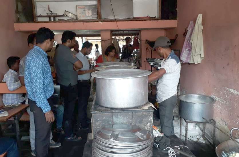 ये क्या! गंदगी के बीच बन रही थी मिठाईयां, एसडीएम ने लगाई जमकर फटकार ये क्या! गंदगी के बीच बन रही थी मिठाईयां, एसडीएम ने लगाई जमकर फटकार