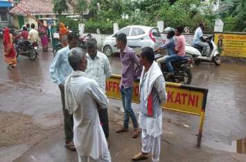Youth dies after falling pole तार कर रहे थे ऊंचा, गिरा खंभा, युवक की मौत...