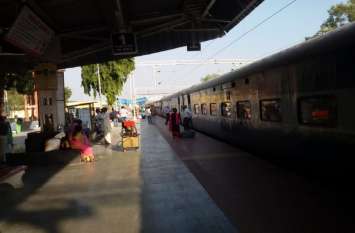 Rail passenger: passengers are worried for 21 days in railway station Rail passenger: मुख्यमंत्री के गृह जिले के रेलवे स्टेशन में 21 दिन से परेशान हैं 72 यात्री