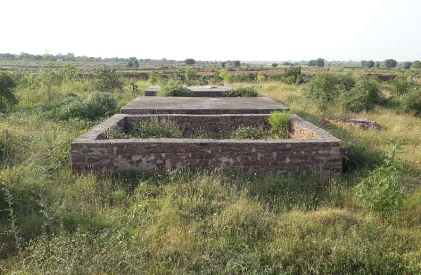 छह लाख खर्च,फिर भी न टीनशेड, न पानी की सुविधा छह लाख खर्च,फिर भी न टीनशेड, न पानी की सुविधा