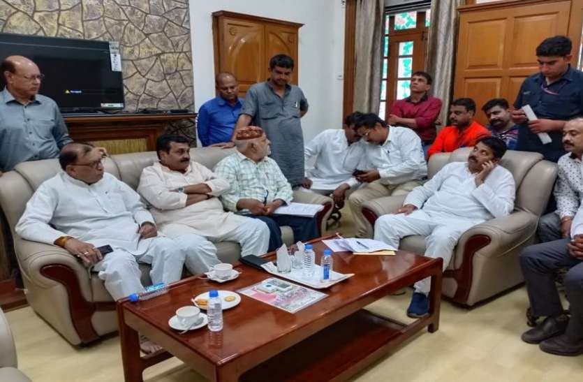गृह मंत्री बाला बच्चन से मुलाकात के बाद किशोर कोडवानी ने खत्म किया धरना गृह मंत्री बाला बच्चन से मुलाकात के बाद किशोर कोडवानी ने खत्म किया धरना