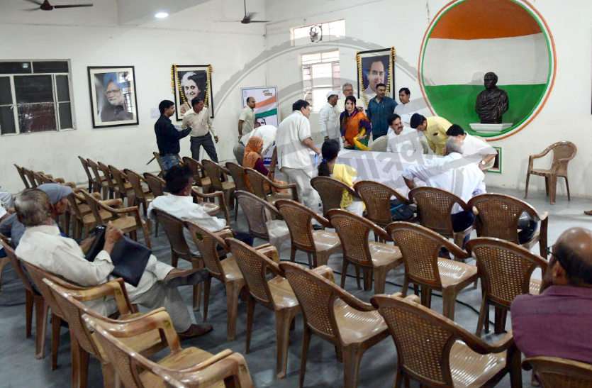 नहीं आए लोग, खाली पड़ी रही कुर्सियां, इंतजार करते रहे नेताजी नहीं आए लोग, खाली पड़ी रही कुर्सियां, इंतजार करते रहे नेताजी