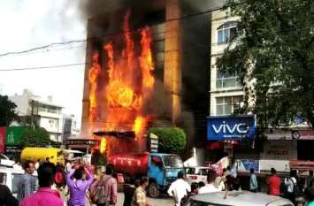 fire in hotel in indore Fire Live Video Indore/इंदौर की होटल में भयानक आग, दो लोगों को पास की मल्टी से बाहर निकाला