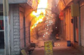 Fierce fire in jewelers shop, flames reached roof ज्वैलर्स की दुकान में भीषण आग, छत तक पहुंची लपटें, पास की दुकान में जले रेडिमेड गारमेंट
