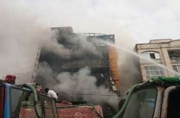 fire in indore hotel golden gate VIDEO STORY : इंदौर की होटल में भीषण आग, दो लोगों को पास की मल्टी से बाहर निकाला