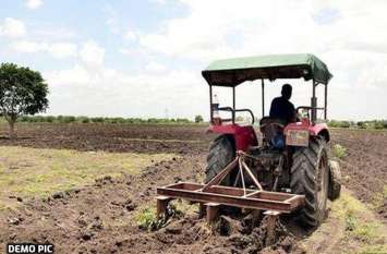 Farmer Died Accidentally While Farming In His Field In Alwar अपने खेत में ट्रैक्टर पर बैठकर जुताई कर रहा था किसान, अचानक बिगड़ा बैलेंस, चंद पलों में हुई दर्दनाक मौत
