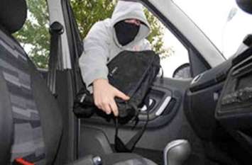 money and Atm Card stolen from car in Outside the police station kota पुलिस ने व्यापारी को रातभर थाने में बिठाए रखा और चोर उड़ा ले गया रुपयों से भरा बैग, अब खाकी के उड़े होश