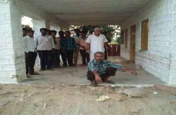 Ration distribution disturbances, common people upset राशन के गेहूं के लिए इस गांव में सुबह पांच बजे लग जाती है लाइनें
