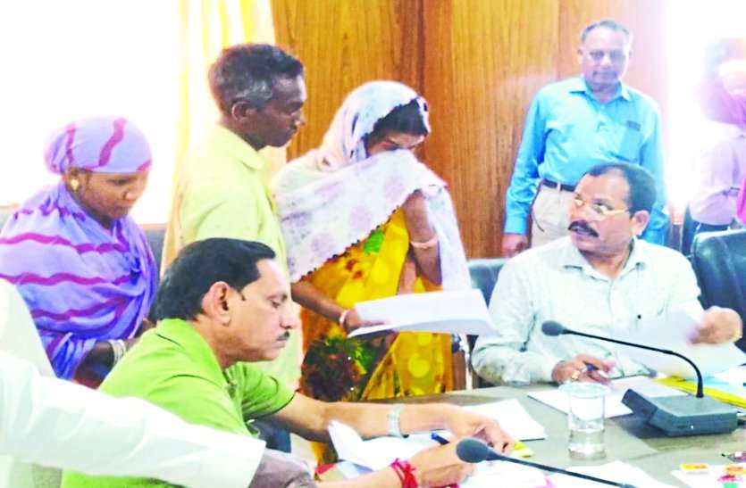 आखिर क्यों इस महिला को परिवार सहित गांव वालों ने कर दिया बहिष्कृत आखिर क्यों इस महिला को परिवार सहित गांव वालों ने कर दिया बहिष्कृत