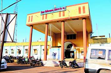 70-year-old man drank poison, treatment underway in district hospital 70 साल के बुजुर्ग ने उठाया ऐसा कदम कि बेटे-बहू के उड़ गए होश
