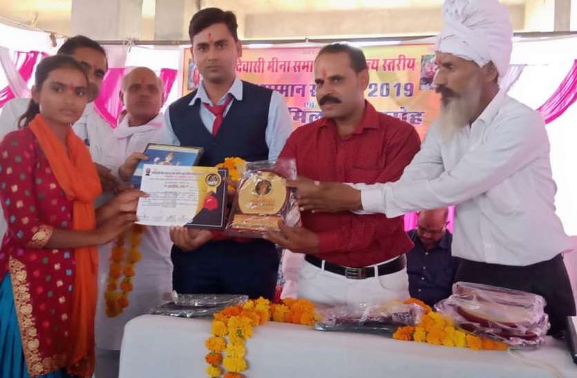शिक्षा के बिना तरक्की नहीं शिक्षा के बिना तरक्की नहीं