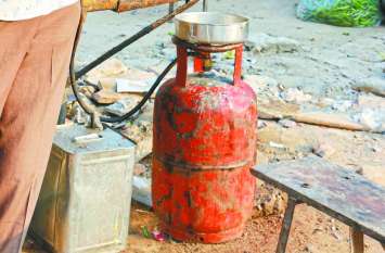 Misuse of domestic gas cylinders due to neglect of responsibilities जिम्मेदारों की अनदेखी से घरेलू गैस सिलेंडर का दुरुपयोग