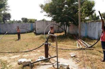 Motor in the tubewell for over 5 months ट्यूबवेल में 5 महीनों से अधर में मोटर