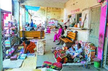 The shops do not occupy the waiting room प्रतीक्षालय में बैठने नहीं जगह, चाय-पान के टपरे और मनहारी की दुकानों का कब्जा