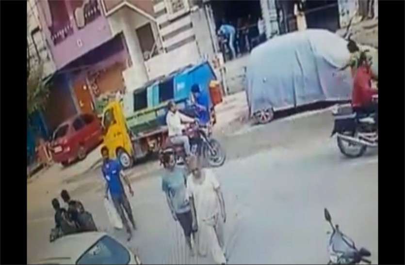 Elderly put garbage in car, employee banged in front of house वृद्ध के साथ कर्मचारी के सलूक से पीटी निगम भद, पार्षद भी देखते रहे