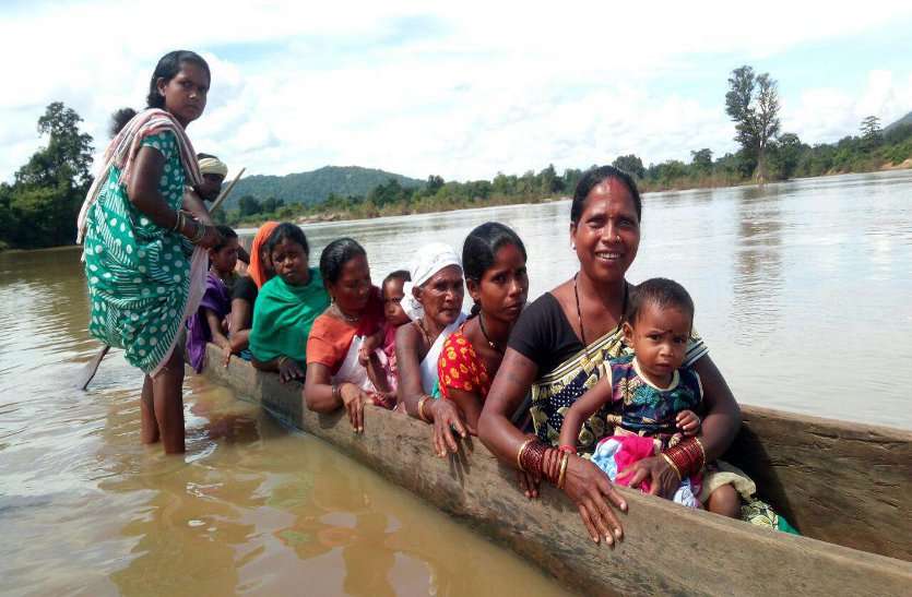 चित्रकोट विधानसभा उपचुनाव : वोट डालने दांव पर लगाई जान, आधा किमी चौड़ी नदी को तैरकर बूथ तक पहुंचे चित्रकोट विधानसभा उपचुनाव: वोट डालने दांव पर लगाई जान, आधा किमी चौड़ी नदी को तैरकर बूथ तक पहुंचे