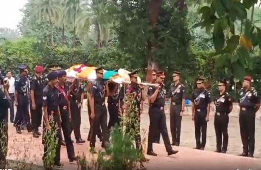 VIDEO : मेहंदी कुंड में ट्रैकिंग पर गए कर्नल की पैर फिसलने से हुई मौत, सैनिक सम्मान के साथ दी अंतिम विदाई VIDEO : मेहंदी कुंड में ट्रैकिंग पर गए कर्नल की पैर फिसलने से हुई मौत, सैनिक सम्मान के साथ दी अंतिम विदाई
