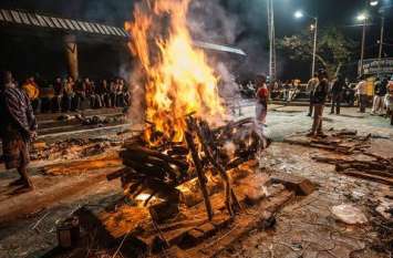 a dead man suddenly wake up from the cremation, people shocked हिलने लगा चिता पर लेटा मुर्दा, डेडबॉडी छोड़ भागे लोग