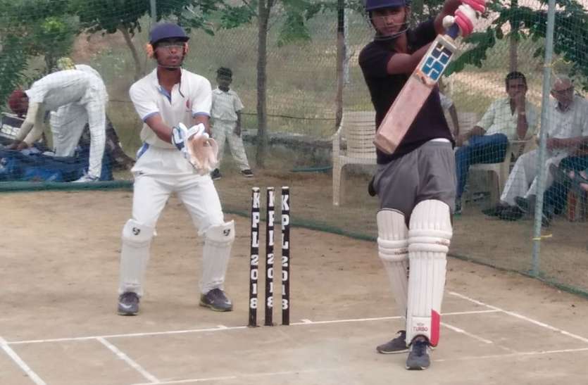 किसी ने जड़े चौके-छक्के तो किसी ने गेंदबाजी का दर्शाया हुनर किसी ने जड़े चौके-छक्के तो किसी ने गेंदबाजी का दर्शाया हुनर