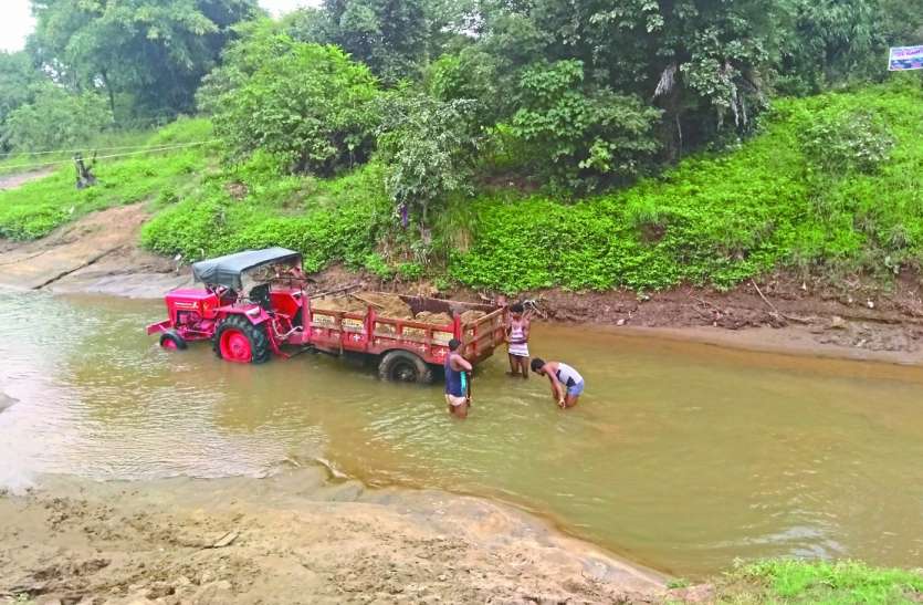 Chhindwara Sand Mining: पानी में ट्रैक्टर टॉली उतार कर रेत भरी जा रही