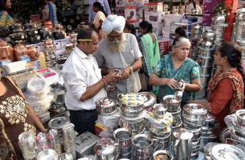The market buzzed on Dhanteras in Panna, gold shone further पन्ना में धनतेरस पर गुलजार हुआ बाजार, जमकर हुई खरीदारी, सोने की चमक और बढ़ी
