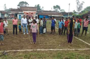 Players showed talent at block level, won awards ब्लॉक स्तर पर खिलाडिय़ों ने दिखाई प्रतिभाएं, जीते पुरस्कार