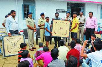 Sports goods given to students with disabilities दिव्यांग छात्रों को दी खेल सामग्री