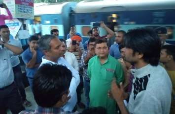 DRM gave instructions regarding hunger strike कटनी पहुंचे डीआरएम, मंदिर के सामने खड़ी दीवार के विरोध में भूख हड़ताल को लेकर एरिया मैनेजर व एइएन को दिये निर्देश, देखें वीडियो