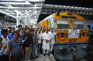 Three-and-a-half years old train on Jaipur-Sikar track जयपुर-सीकर ट्रैक पर पौने तीन साल बाद चली ट्रेन, देखने के लिए उमड़े लोग
