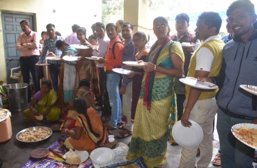 education: प्लेट लेकर खड़े रहे शिक्षक फिर भी नहीं मिला खाना, जानें वजह education: प्लेट लेकर खड़े रहे शिक्षक फिर भी नहीं मिला खाना, जानें वजह