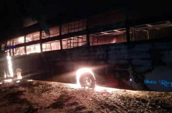 Bus fire on Jaipur-Ajmer highway, passenger burnt alive जयपुर-अजमेर राजमार्ग पर बस में आग, यात्री जिंदा जला