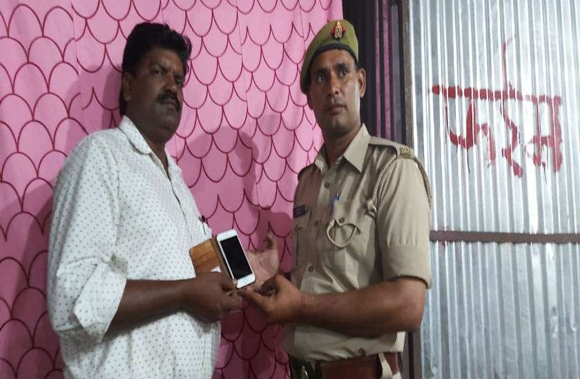 सीकरी पुलिस ने विदेशी महिला पर्यटक की ऐसे की मदद, पर्यटक का नहीं रहा खुशी का ठिकाना
