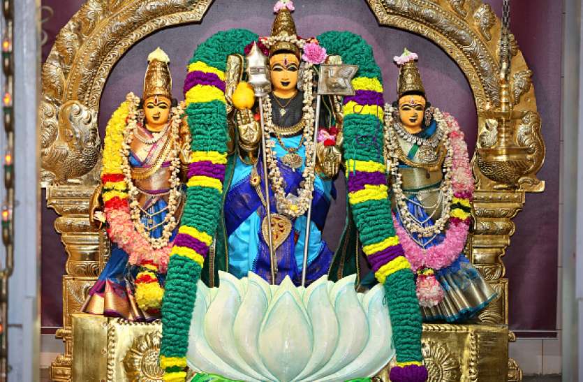 famous_lakshami_temple.jpg विख्यात महालक्ष्मी मंदिर, जहां धन और समृद्धि की मन्नतें लिए आते हैं श्रद्धालु