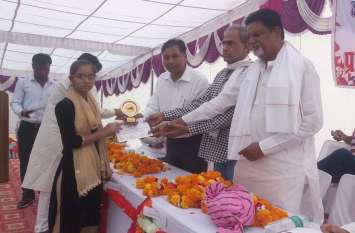 MLA Harish Meena honored talents विधायक हरीश मीणा ने प्रतिभाओं का सम्मान कर कहा, शिक्षा से ही तरक्की, विकास एवं उन्नती संभव