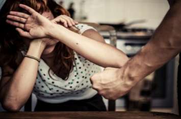 husband drunk did not give liquor money नशेड़ी पति को नहीं दिए शराब के पैसे तो पत्नी के गले से छिनकर बेच दिया मंगलसूत्र