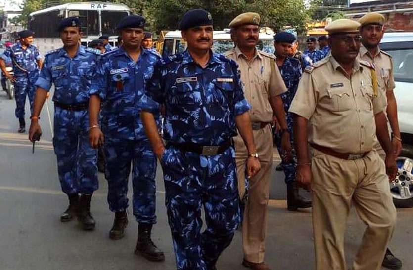 लोगों को भय मुक्त रहने का दिया संदेश, रैपिड एक्शन फोर्स ने घाड़-दूनी में किया फ्लेग मार्च लोगों को भय मुक्त रहने का दिया संदेश, रैपिड एक्शन फोर्स ने घाड़-दूनी में किया फ्लेग मार्च