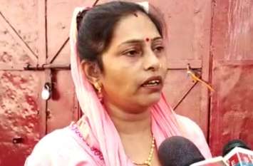 girl student BP low school cuts TC क्लास में छात्रा का बीपी हुआ कम तो स्कूल ने पकड़ा दी टीसी, फिर कर दिया बाहर, देखें वीडियो