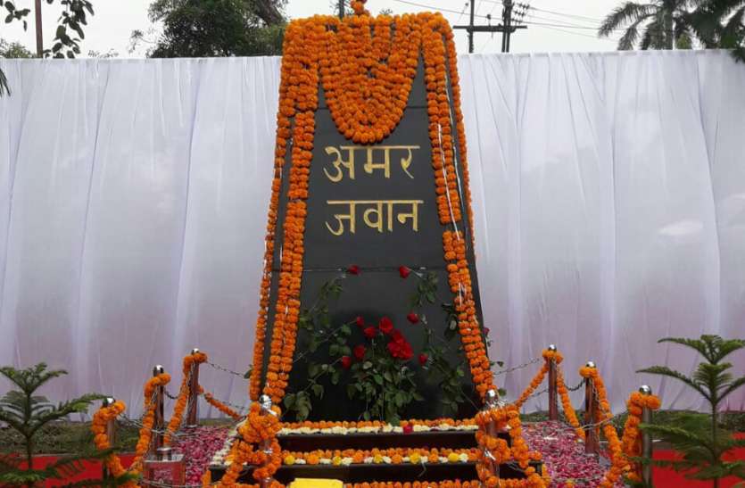 एक साल में शहीद हुए जवानों को याद कर दी श्रद्धांजलि एक साल में शहीद हुए जवानों को याद कर दी श्रद्धांजलि