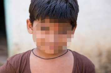 A 12-year-old child was poisoned by a young man मां से मिलने जा रहे 12 साल के बच्चे को युवक ने जबरदस्ती पिला दिया जहर, हालत गंभीर