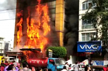 fire break out at Golden Gate Hotel indore Madhya Pradesh मध्यप्रदेश इंदौर के गोल्डन गेट होटल में भीषण आग, रेस्क्यू टीम से फंसे लोगों को बचाया गया