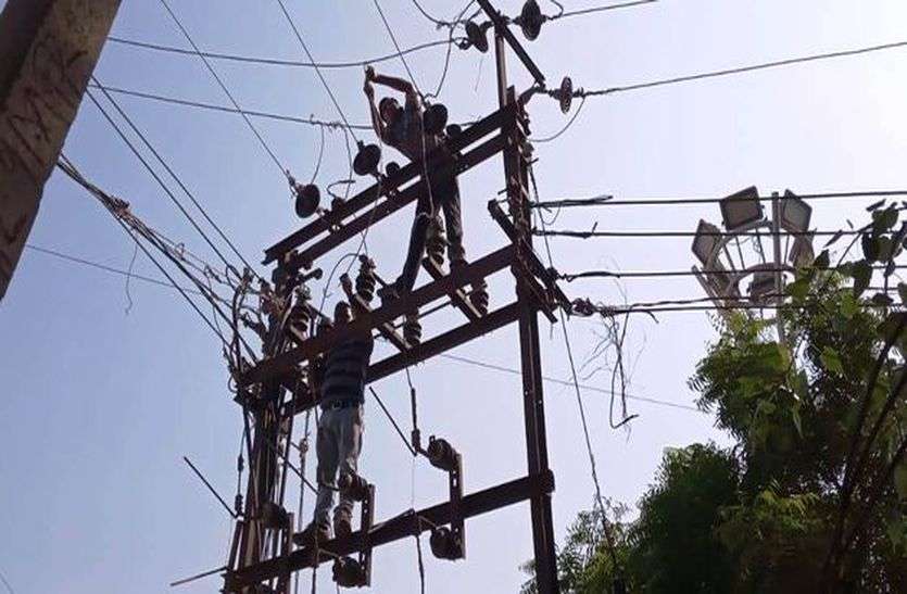 सुरक्षा उपकरणों के बिना जान जोखिम में डाल रहे कर्मचारी सुरक्षा उपकरणों के बिना जान जोखिम में डाल रहे कर्मचारी