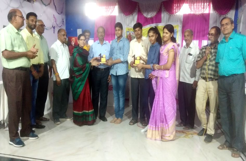 प्रश्न मंच में विद्यार्थियों का परखा ज्ञान प्रश्न मंच में विद्यार्थियों का परखा ज्ञान