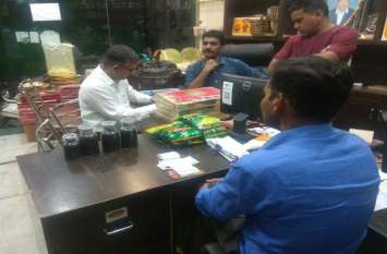 Raid in atewali street to sample spices, gave notice to a shopkeeper आटेवाली गली में मारा छापा मसालों को सेम्पल लिए, एक दुकानदार को नोटिस दिया