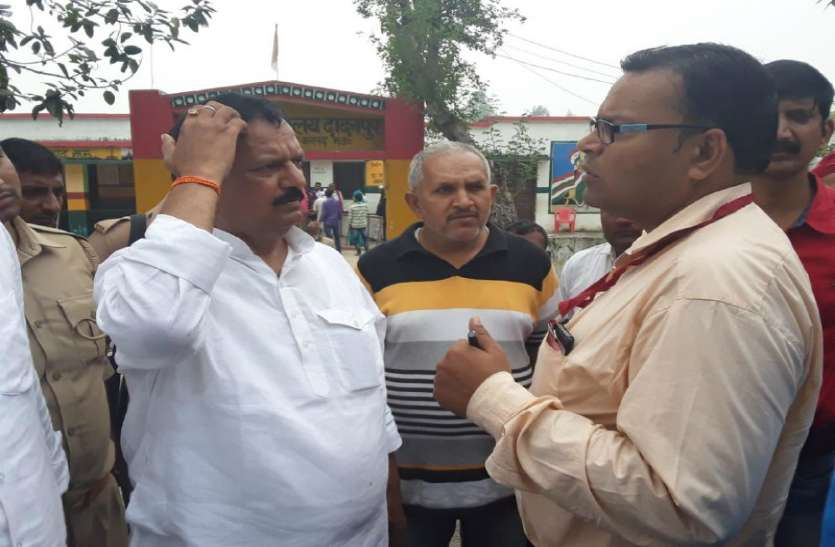 Ghosi By Poll Ghosi ByPoll घोसी में EVM मशीन खराब, सपा समर्थित उम्मीदवार ने किया हंगामा