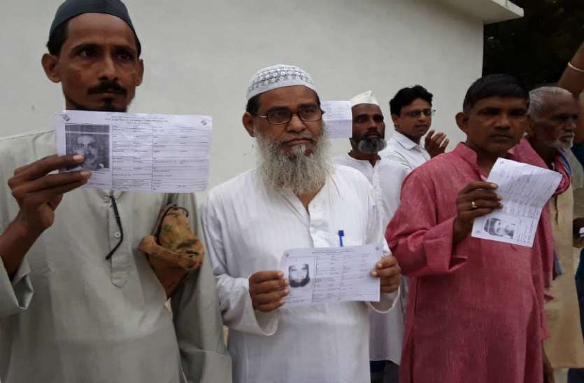 Ghosi Voting उपचुनाव: घोसी में वोट पड़ने से पहले ही लगी वोटरों की लम्बी कतारें