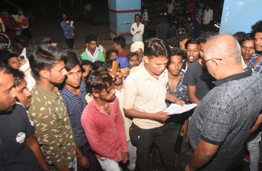 नवजात की मौत, अस्पताल में प्रदर्शन नवजात की मौत, अस्पताल में प्रदर्शन