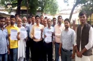 Akhil bhartiya brahman ekta parishd protest against kamlesh Tiwari हिंदूवादी नेता कमलेश तिवारी की हत्या के विरोध में अखिल भारतीय ब्राह्मण एकता परिषद ने किया प्रदर्शन