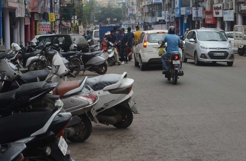 एमपी नगर जोन टू को जाम से निजात दिलाने आगे आए व्यापारी, दुकानों के आगे तीन मीटर तक ही पार्क होंगे वाहन एमपी नगर जोन टू को जाम से निजात दिलाने आगे आए व्यापारी, दुकानों के आगे तीन मीटर तक ही पार्क होंगे वाहन