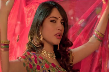 pakistani actress Neelum Muneer Receives Flak for Item Number कार में हॉट डांस कर वायरल हुई पाक एक्ट्रेस ने अब किया आइटम सांग, लोगों ने कहा- अब तो शर्म करो